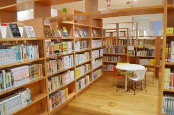 書棚の中の小さな書斎。<br>