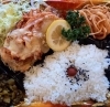 「明日の日替り弁当は鶏のピザ風」