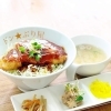 「3月17日（金）本日の日替りは“チリソースカツ丼”です！」