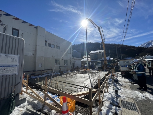 基礎工事　ベースコンクリート打設の様子「糸魚川｜Mline「結び、つむぐ暮らし」基礎工事」