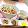 「3月19日（日）本日の日替りは“豚キムチ丼”です！ 20日(月)は臨時休業！」