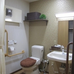 トイレにドアがない！！ 　高住センターから、車いすの方も利用しやすいトイレのある老人ホーム見学情報です。