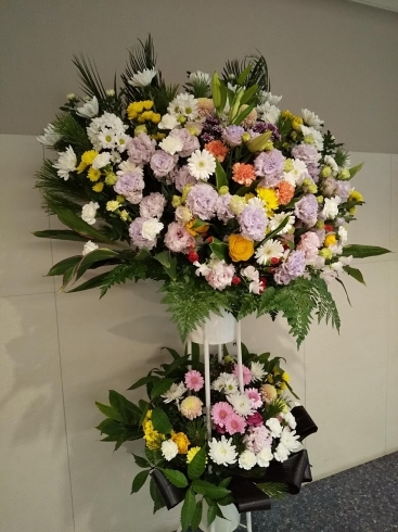 お通夜のスタンド花「お通夜のスタンド花お届けいたしました。　【札幌市北区太平のお花屋さん　花だより】」