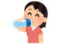 水を飲んでいる人「水を飲む事って大事ですよ❗」