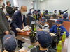 配膳をされる二之湯先生「子ども食堂に行きました[右京区で親の負担がない少年野球チーム]」