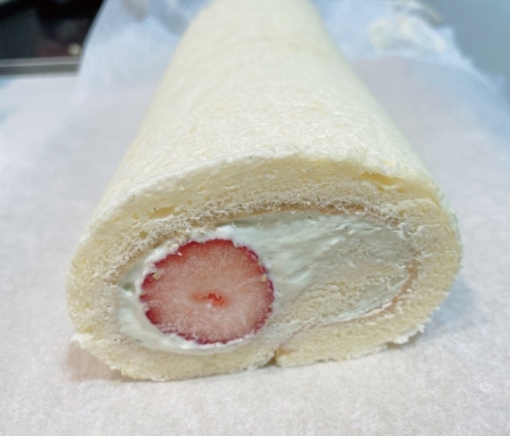 苺のロールケーキ「ピスタチオクリームの苺ロール」
