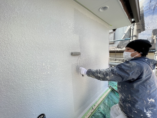 上塗り作業中です。「外壁、屋根塗装なら大光ペイントならお任せ下さい。【市川、行徳、浦安、屋根塗装、外壁塗装】」