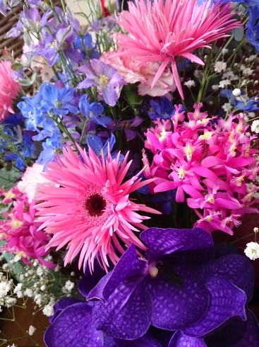 花束「開店祝、イベントのお花、結婚祝い、出産祝いなど、ご希望に添ったお花をおつくりします。。。」