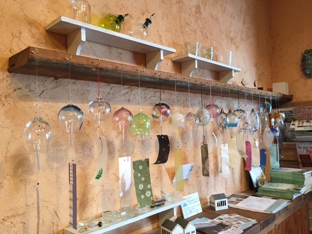 いつも何かの展示をしている壁面ギャラリーは<br>７／２７まで「ガラス・風鈴」です。<br>今回は伊丹郷町クラフトショップとのコラボイベントだそうです。<br>（クラフトショップは８／３０まで）