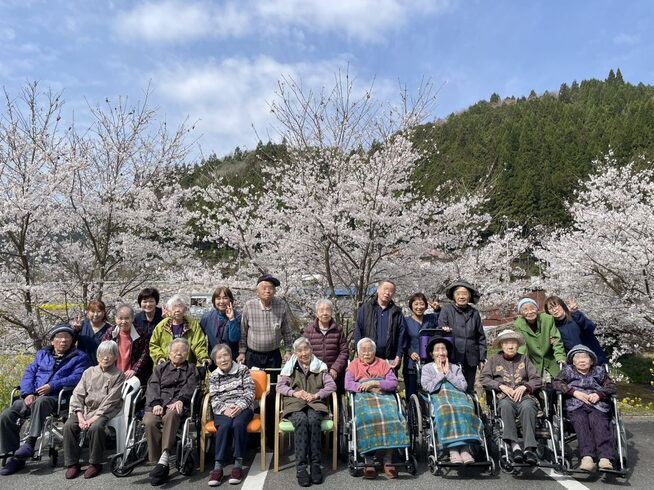 入居者様そろって花見(寝たきりの方お一人はお部屋)「花見をしました。」