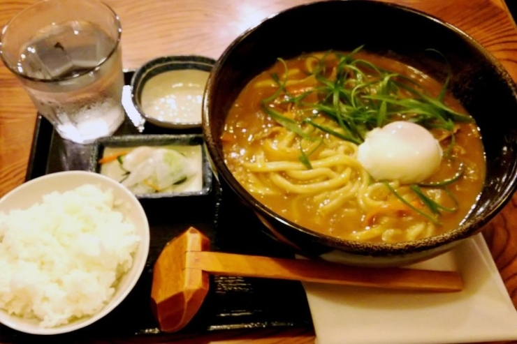 カレーうどんランチサービス　730円<br>ランチタイム限定！カレーうどん全種類にごはんと温玉がついてくるお得なサービスランチ！！