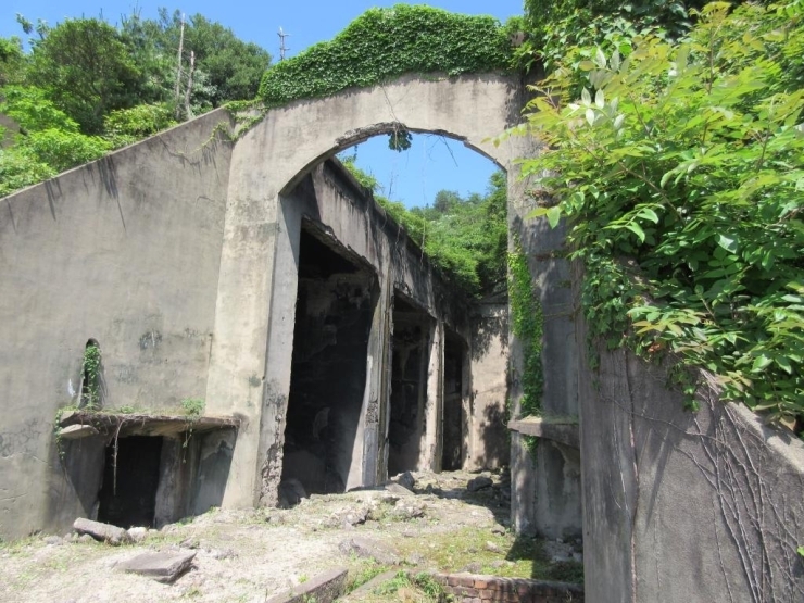 長浦毒ガス貯蔵庫跡。大久野島の毒ガスの遺跡群は過去の過ち、平和の尊さなどについて静かに語りかけます。