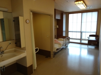 個室～4人部屋まで各部屋、大きな窓とゆとりの広さをご用意。「江戸川光照苑」