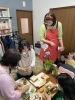 先生と一緒に孫娘もイースターのお弁当作りです「筑波市洞峰公園でランチ　西船橋アンティークDEN」