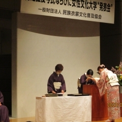 着付け教室の認定式と生徒さん達の発表会が「東京ウイメンズプラザホール」でありました。舞台発表の為にいっぱいお稽古をして、頑張りました。