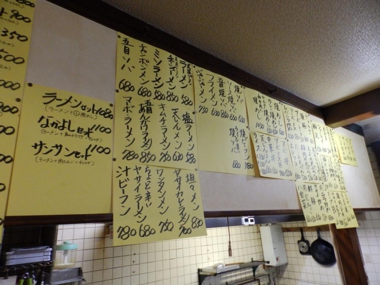 壁にびっちりと書かれたメニュー。昔ながらの街の中華料理屋さんの雰囲気です。