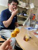 幸せそうに団子を食べる佐々木さん「ふらっとのお菓子の管理人！」