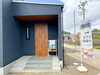 差し掛け屋根にネイビーの外観のお住まいです。「【現場レポート】行方市｜見学会を開催しました！」
