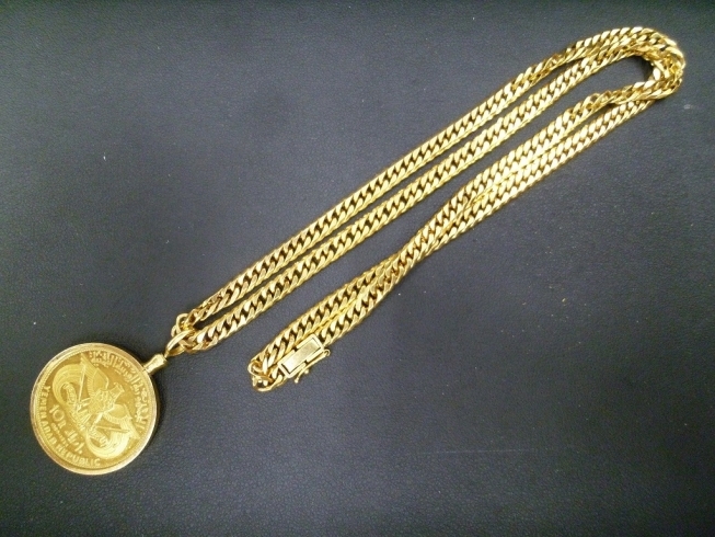 金貨の付いたネックレス「買取専門 金のクマ 沼津店　金貨の付いた重いネックレス登場♪」