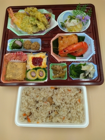 「お弁当　折詰め　♪」