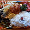 「明日の日替り弁当は鮭のソテートマトソース」