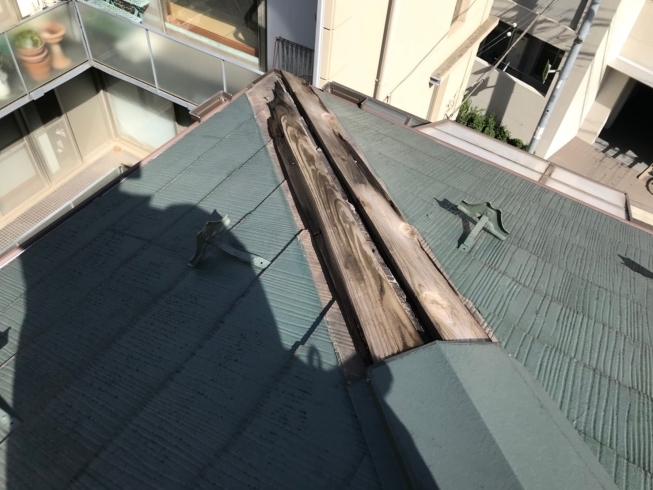 強風で屋根の棟板金の一部が飛んでしまった写真です「【連日の強風の被害に遭われた方へ】～外壁塗装専門店のユウマペイント船橋店～」
