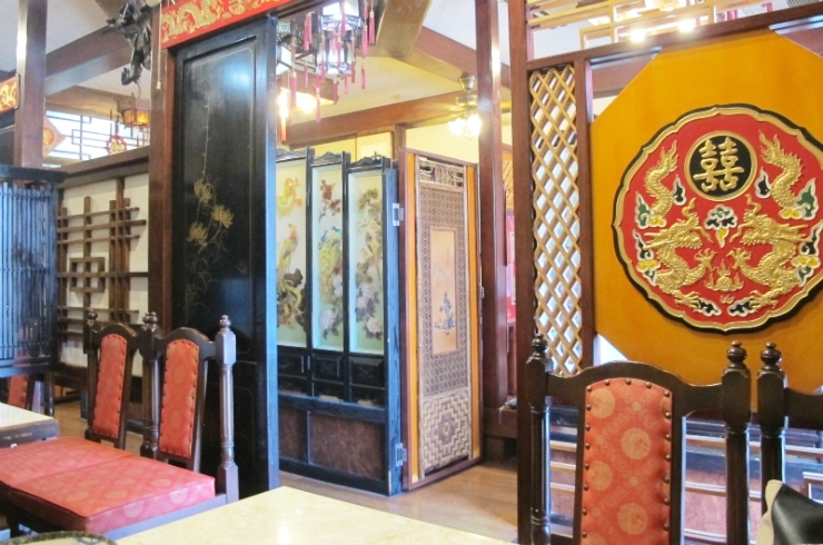 豪華な中国風の装飾の店内。