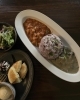 写真はトマトカレーとグリーンカレーのハーフ「ハーフ&ハーフ」