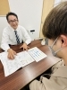 鈴木(一)インストラクターと勉強中の教習生「\ニガテ克服!/大好評の学科個別レクチャー」