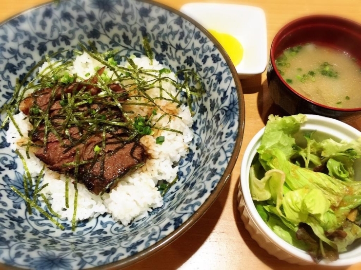 ステーキ丼　820円