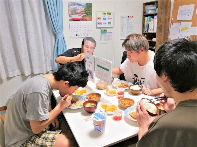 自分たちでつくったものを食べる /小樽障がい 「【自立へ向けて】らしくホーム緑 生活の中から力をつける /小樽共同生活援助らしくホーム」