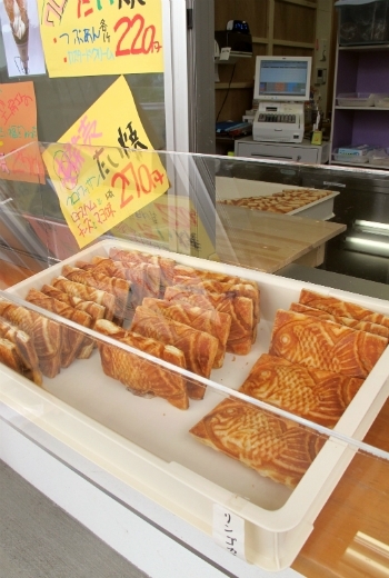 焼き立てのクロワッサンたい焼きが並んでいます。