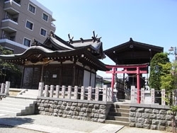 八幡神社（左）と小台稲荷（右）