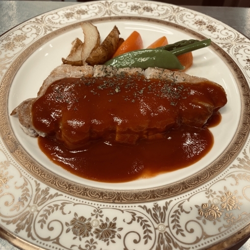 極厚!西海うずしおポークのポークチャップ「佐世保洋食といえばシェオリーブ。『和魂洋菜』料理が盛りだくさんランチタイムからディナータイムまで大満足間違いなし!ソムリエのマスターが選ぶワインのペアリングも出来、ワインバーとしてもご利用いただけます!佐世保ランチ、佐世保ワインバー」