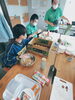 協力しながら料理作業中　/小樽B型らしくワーク「新年あけましておめでとうございます　/ 小樽就労継続支援B型事業所らしくワーク」