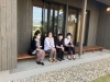 ウッドデッキで、一息の様子。秋田を堪能中。「秋田県美郷町へ研修へ行ってきました。」