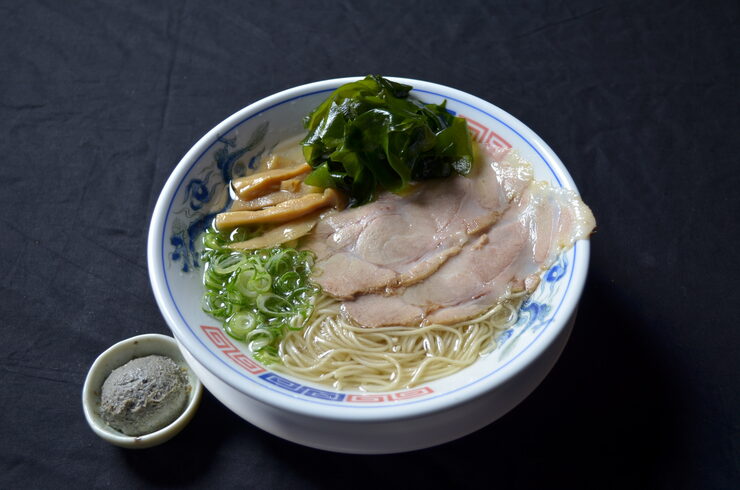 写真は生わかめラーメン 910円です「煮干し豚骨ラーメン【久留米 ラーメン】」