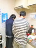 利用者さんが一緒に協力して料理/らしくホーム「小樽グループホーム　らしくホーム　「そこのお二人、何してるの？」」