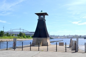 長年樽廻船と今津港の安全を見守る今津灯台。