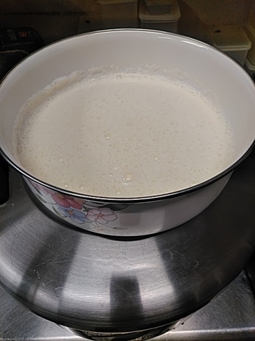 酵素玄米の上に置きホウロウ鍋で作ってます。「豆乳ヨーグルト」