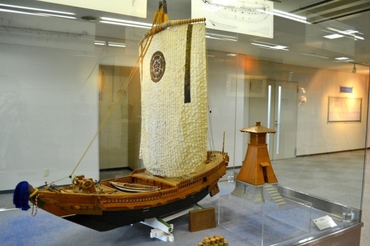 本社内に展示されている大関（当時・万両）の樽廻船と今津灯台の模型。