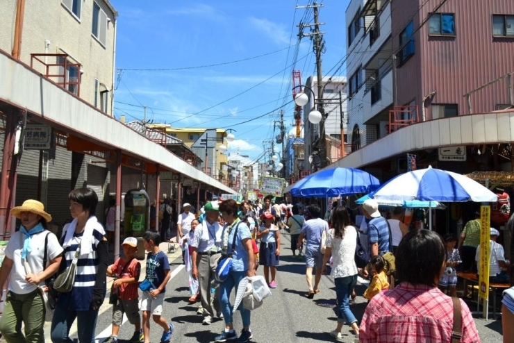 晴天に恵まれた商店街には、たくさんの人たちで賑わいを見せていました。