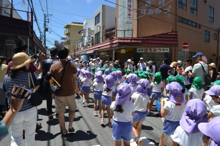 甲子園口周辺の幼稚園・保育園児たちも元気よく練り歩きます。