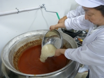 塩糀を入れて85℃にして発酵を止める。