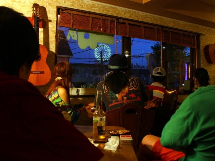 cafe & music Guimar(ギマーラ）の窓から見た花火
