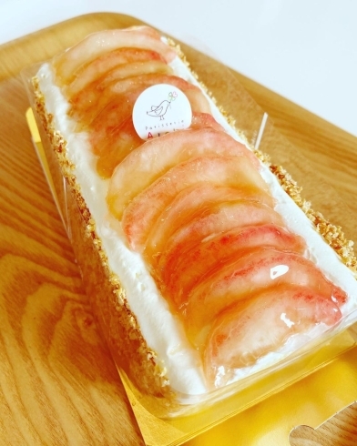 「『もものロールケーキ』飯山の桃を使用したロールケーキで色も綺麗なピンクで甘みも強くロールケーキにピッタリな甘みです！」
