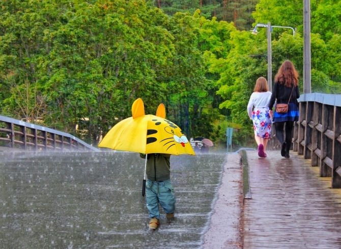 「大雨による交通事故や転倒にご注意を」