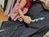 パレットで余った粘土でお団子完成。「パレット作りはお父さんもお母さんも協力!」