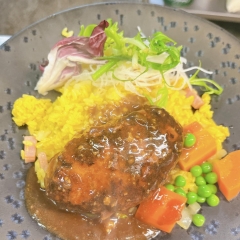 ハンバーグとカレーピラフ