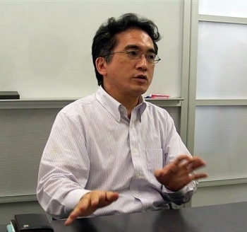 墓石について熱っぽく語る”お墓ディレクター”緑間社長